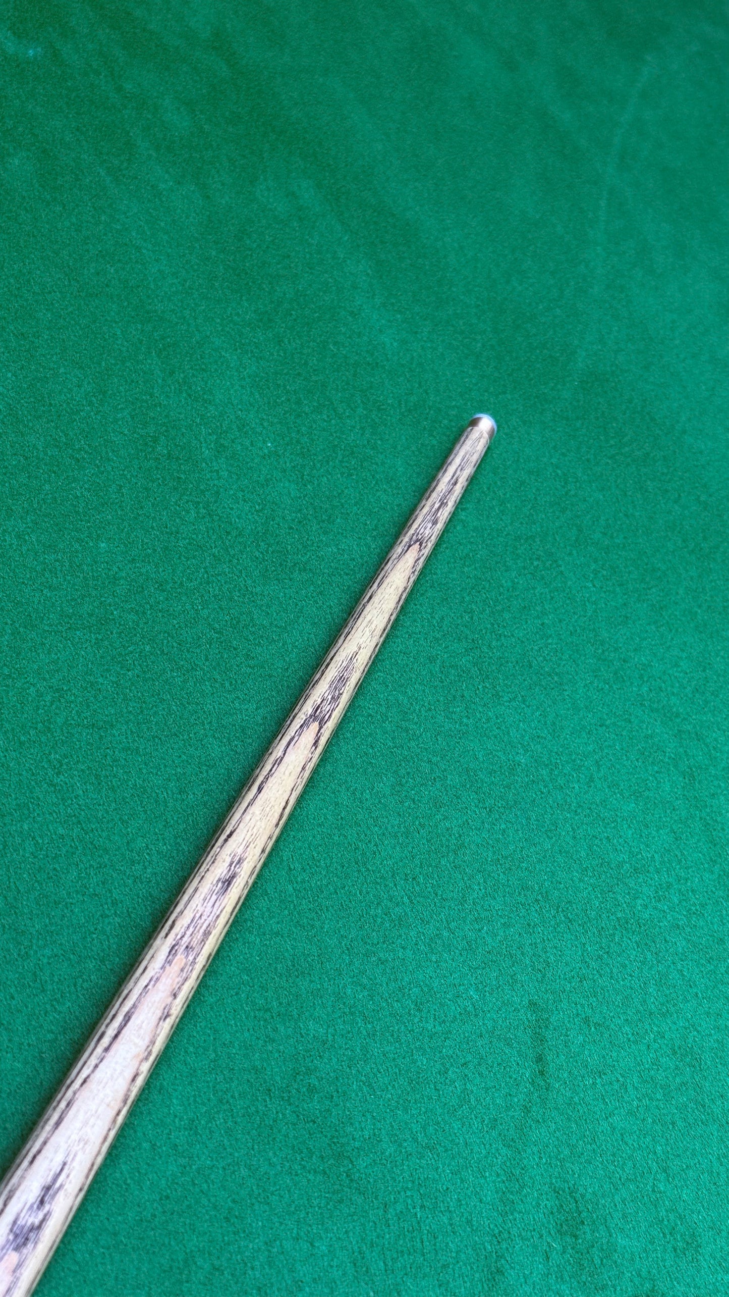 Maximus Ultimate n°3363 – Queue Artisanale de Snooker en Frêne – 57 Pouces / Embout 9,6 mm / 18,2 oz | CueShop Maroc