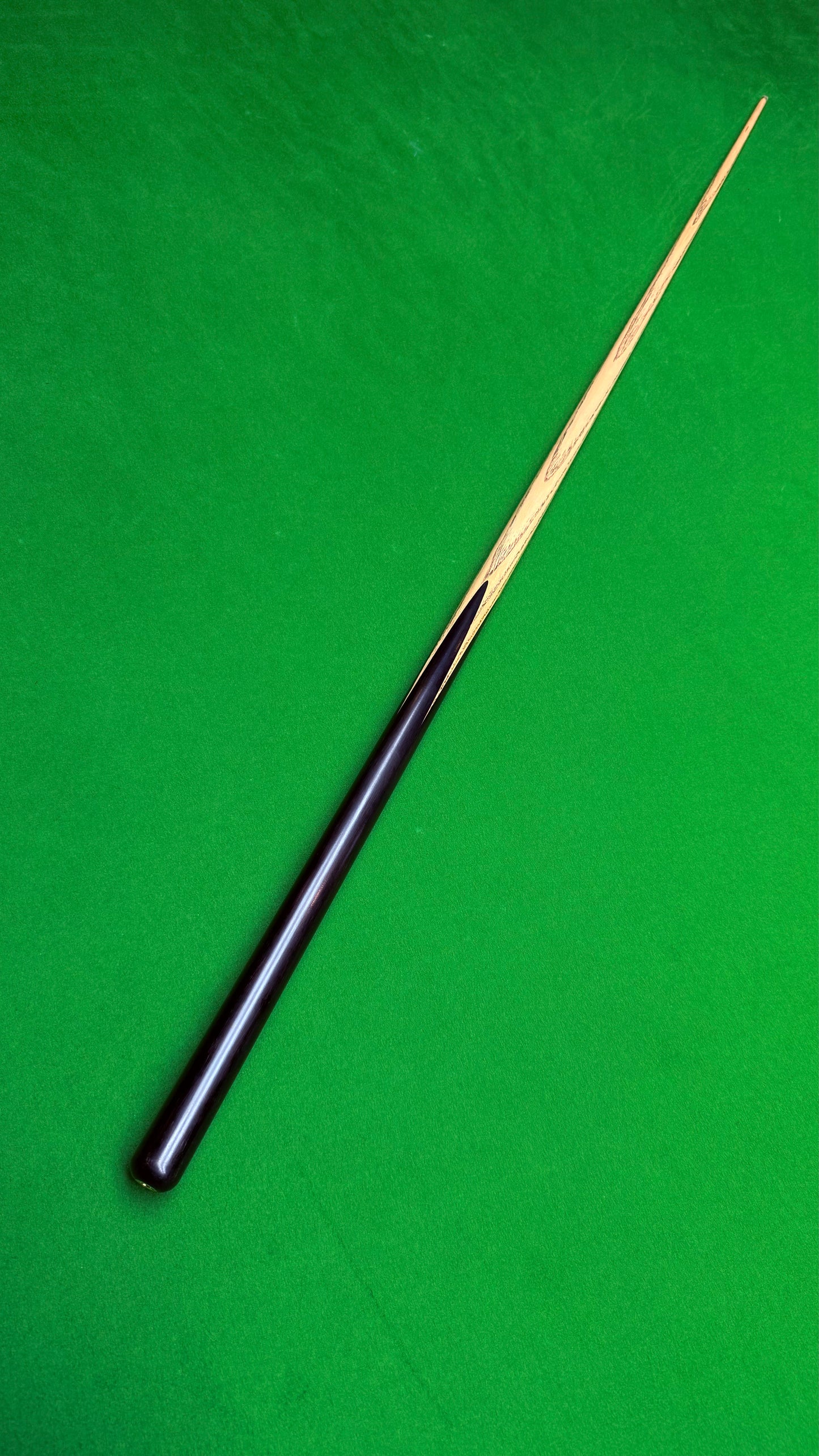 Unique Black classic n° 119– Queue de snooker artisanale en frêne – Longueur 58” / Tip 8.5 mm / Poids 18 oz | CueShop Maroc