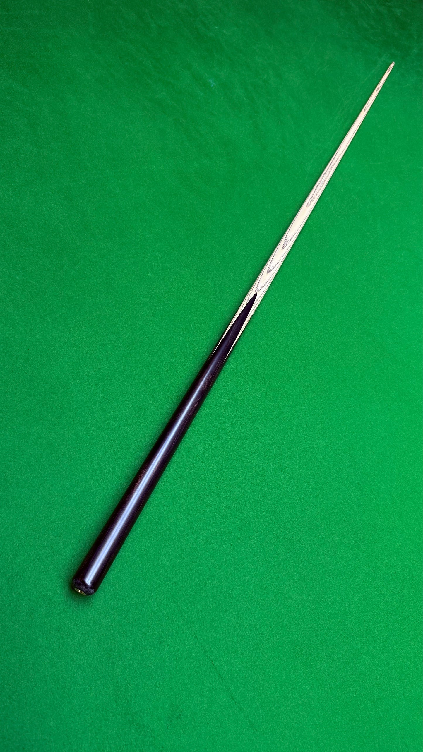 Unique Black classic n°146– Queue de snooker artisanale en frêne – Longueur 58” / Tip 8.4 mm / Poids 18 oz | CueShop Maroc