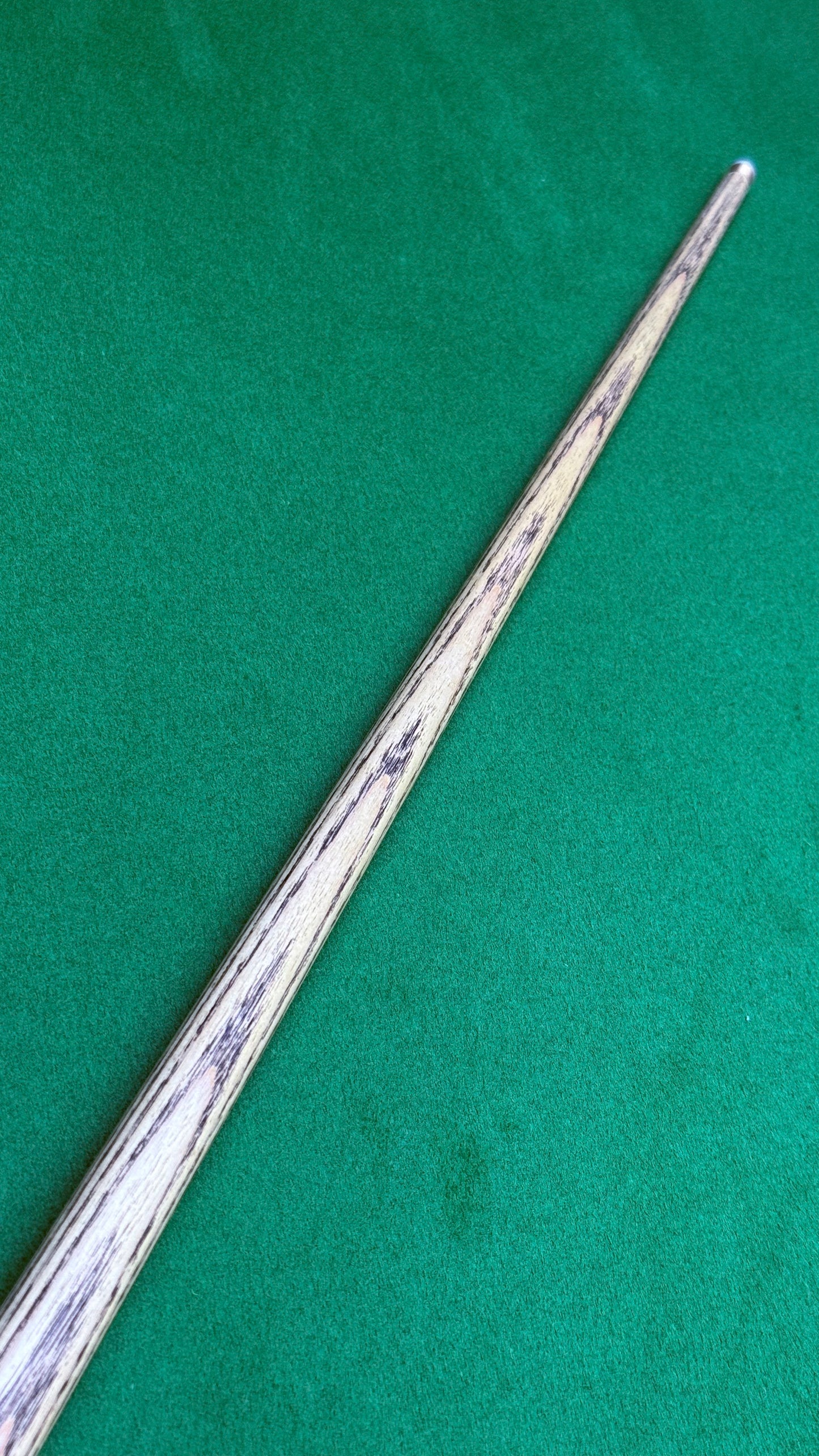 Maximus Ultimate n°3363 – Queue Artisanale de Snooker en Frêne – 57 Pouces / Embout 9,6 mm / 18,2 oz | CueShop Maroc