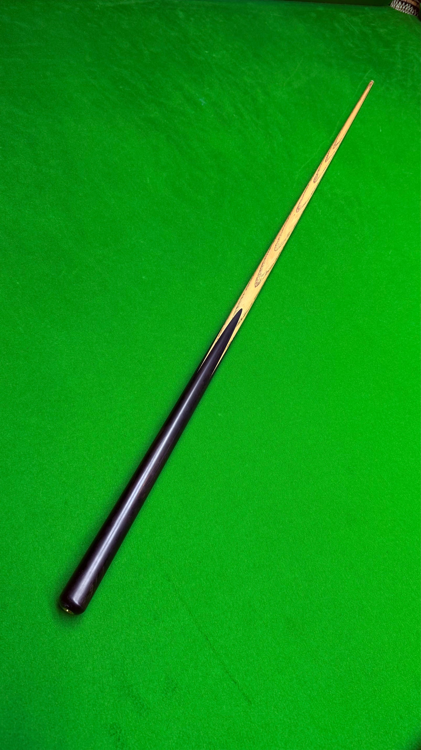 Unique Black classic n° 148– Queue de snooker artisanale en frêne – Longueur 58” / Tip 9.5 mm / Poids 18.2 oz | CueShop Maroc