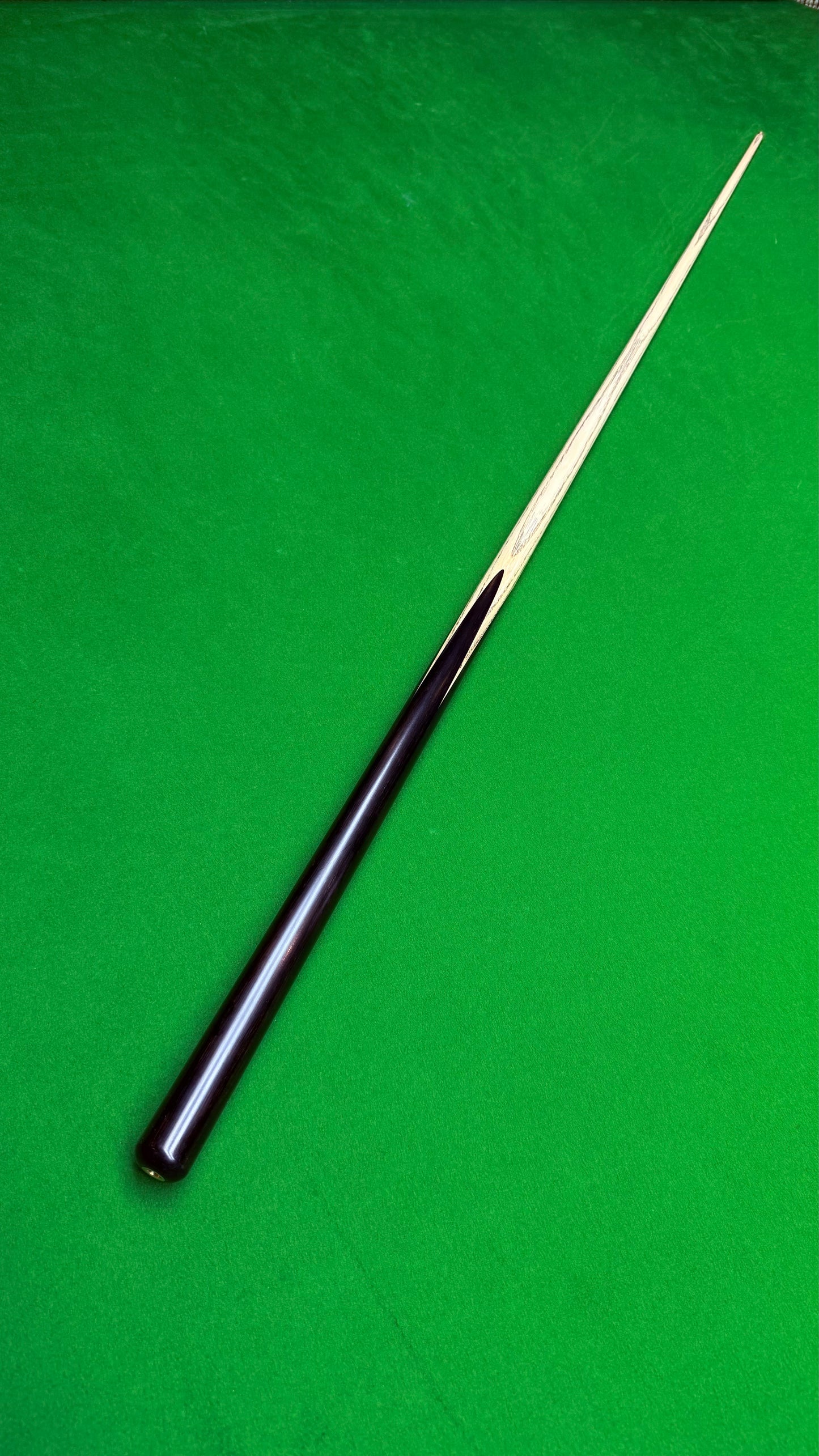 Unique Black classic n° 105 – Queue de snooker artisanale en frêne – Longueur 58” / Tip 9.3 mm / Poids 18 oz | CueShop Maroc
