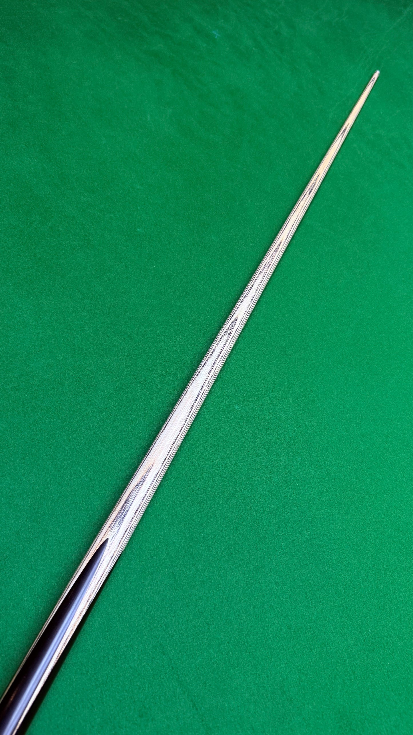 Unique Black classic n°128 – Queue de snooker artisanale en frêne – Longueur 58” / Tip 9.5 mm / Poids 17.7 oz | CueShop Maroc