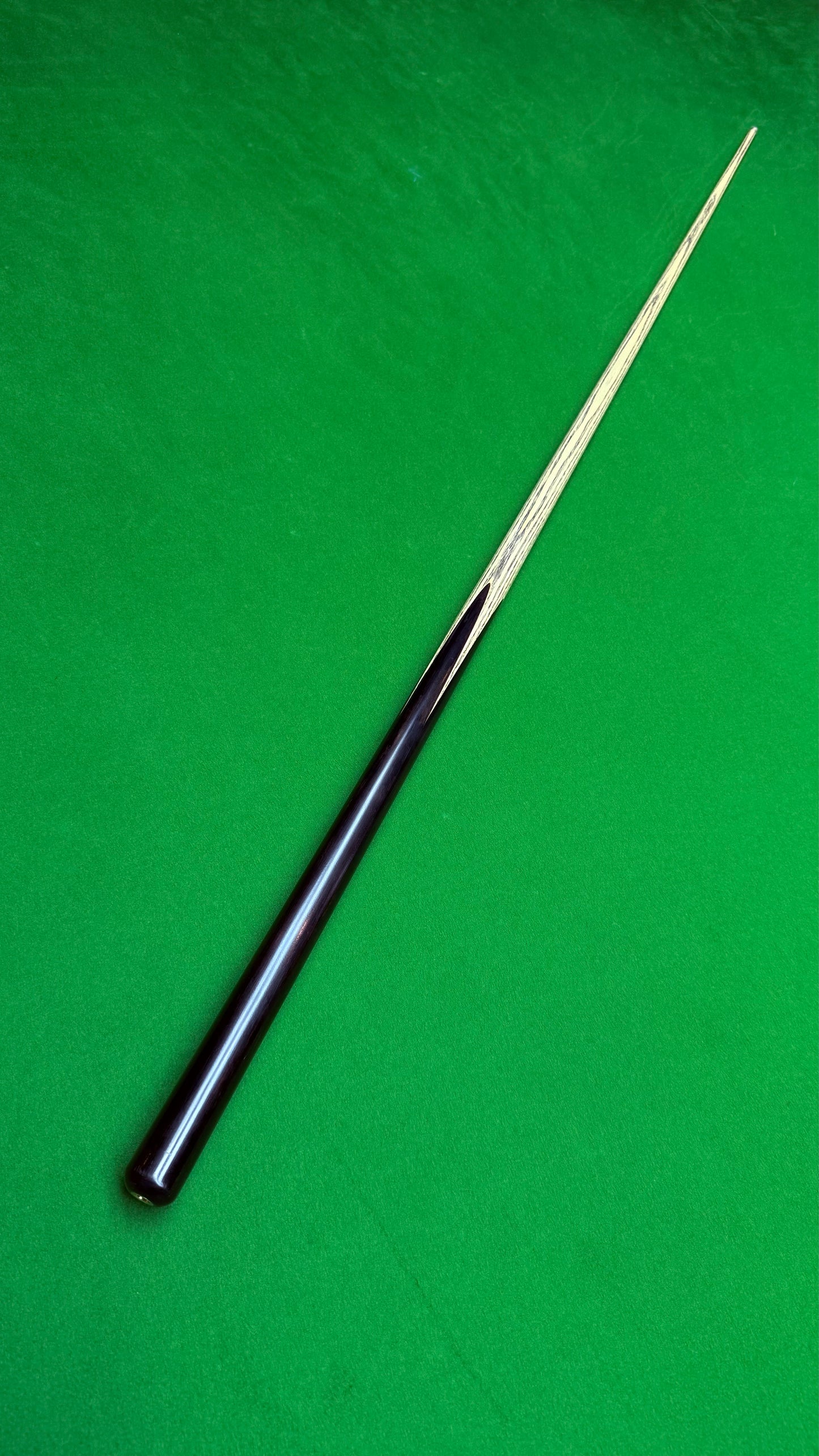 Unique Black classic n°128 – Queue de snooker artisanale en frêne – Longueur 58” / Tip 9.5 mm / Poids 17.7 oz | CueShop Maroc