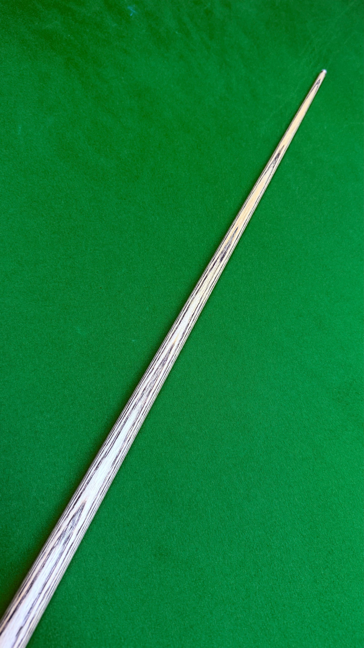 Unique Black classic n°128 – Queue de snooker artisanale en frêne – Longueur 58” / Tip 9.5 mm / Poids 17.7 oz | CueShop Maroc