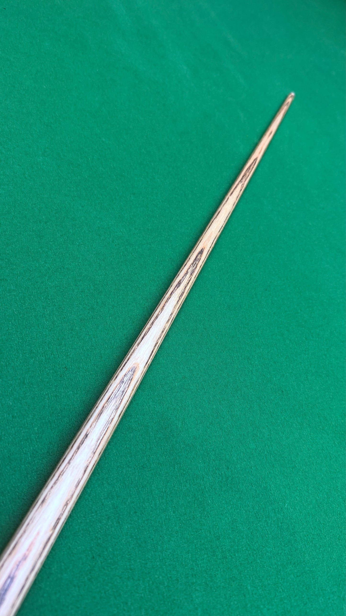Ton Praram III Série 2 Pro Cue – Handmade Ash Snooker Cue – 57.5” / 9.4 mm Tip / 18.2 oz | CueShop Morocco