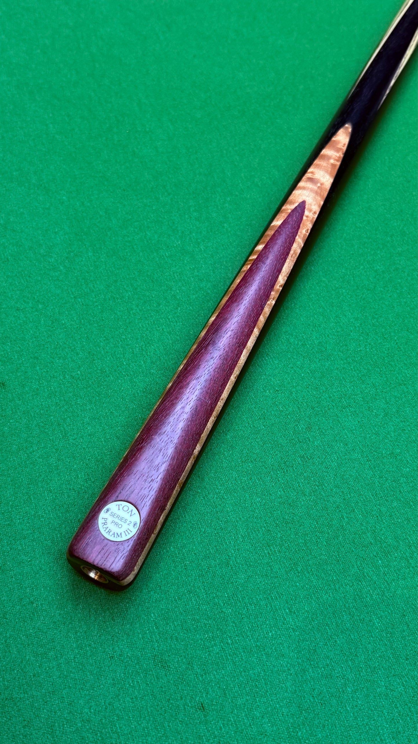 Ton Praram III Série 2 Pro Cue – Handmade Ash Snooker Cue – 57.5” / 9.4 mm Tip / 18.2 oz | CueShop Morocco