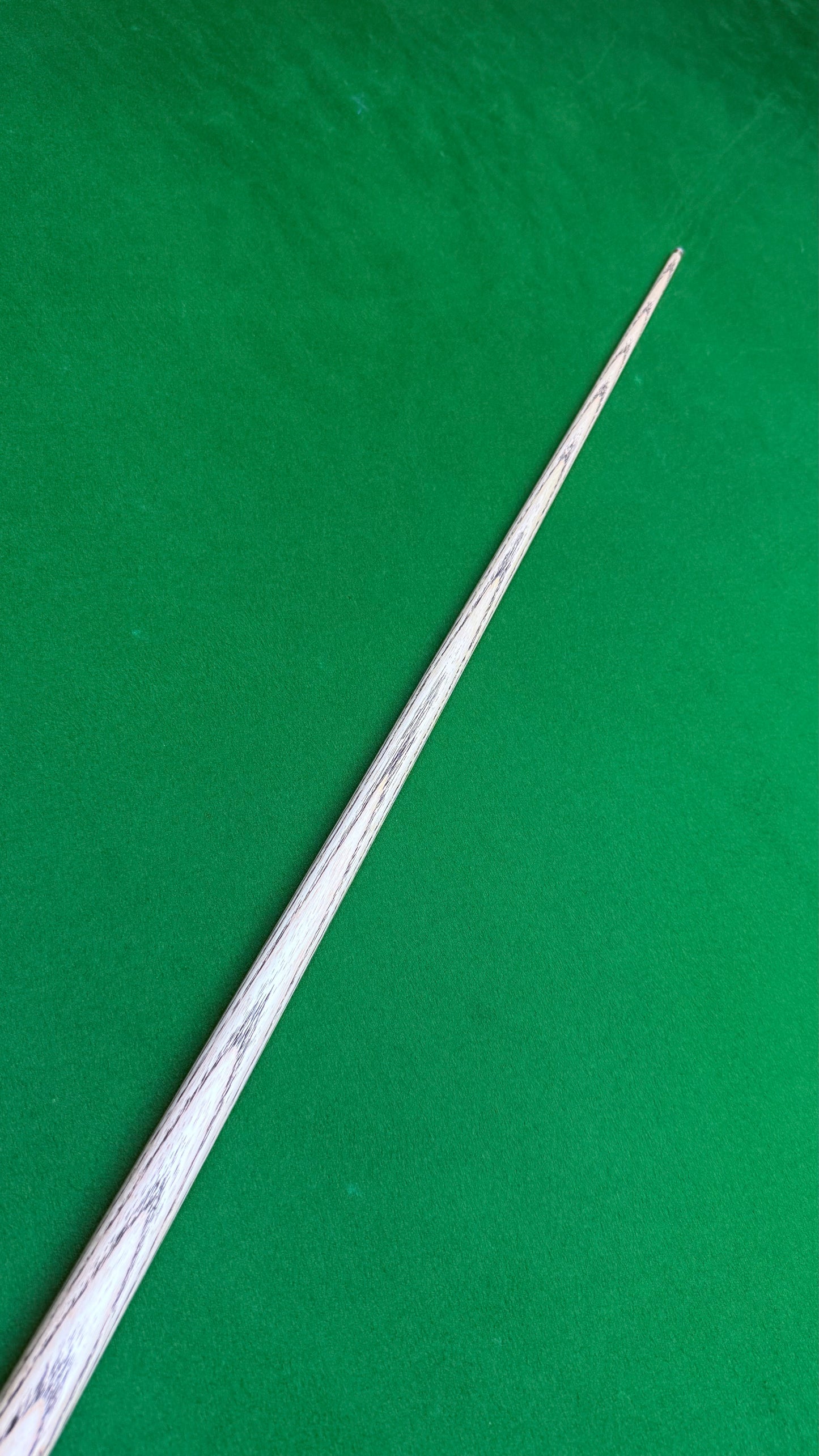 Unique Black classic n°146– Queue de snooker artisanale en frêne – Longueur 58” / Tip 8.4 mm / Poids 18 oz | CueShop Maroc