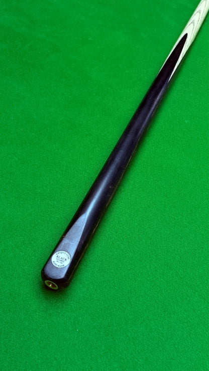 Unique Black classic n°146– Queue de snooker artisanale en frêne – Longueur 58” / Tip 8.4 mm / Poids 18 oz | CueShop Maroc