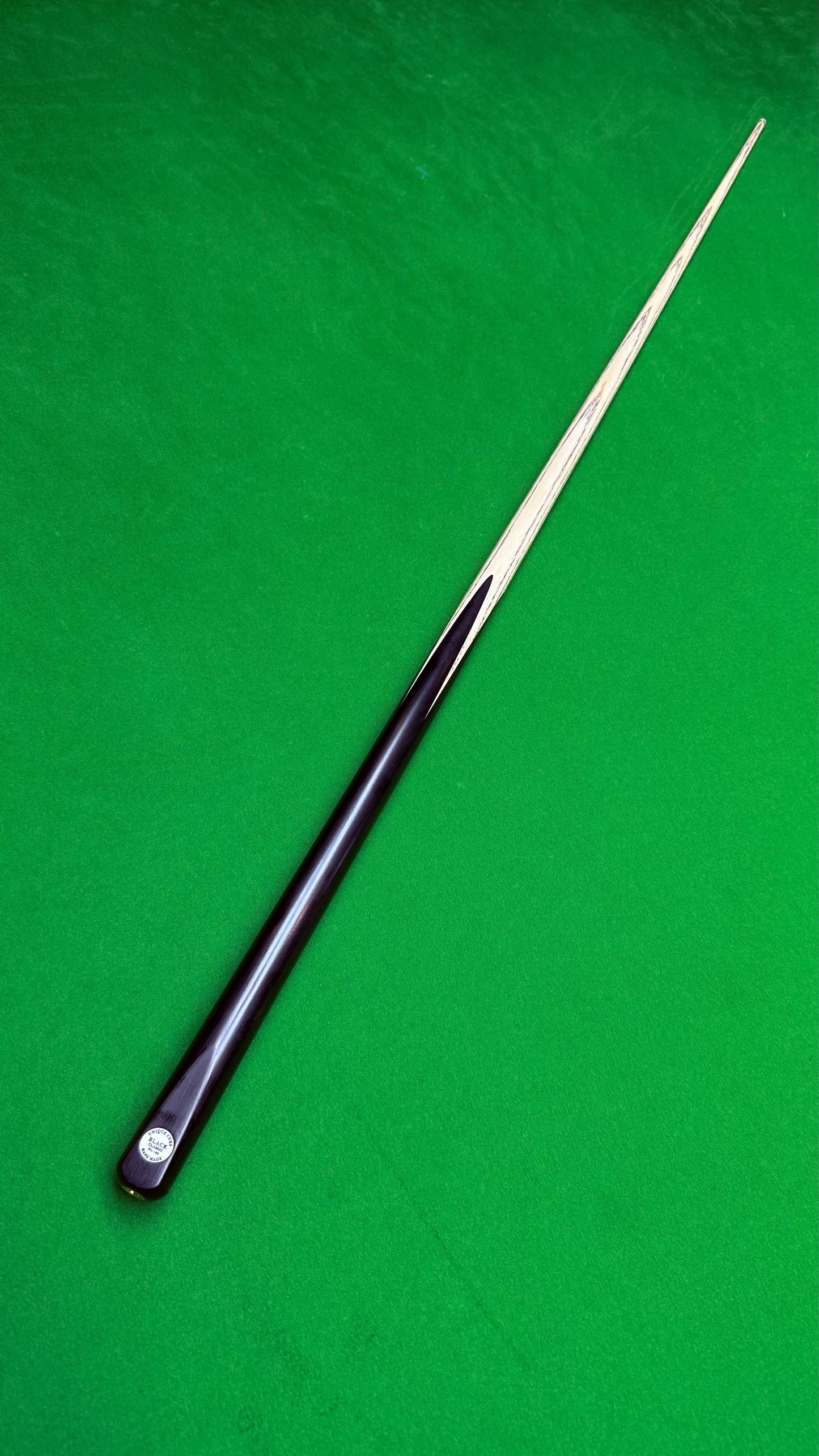 Unique Black classic n° 122 – Queue de snooker artisanale en frêne – Longueur 58” / Tip 9.5 mm / Poids 18 oz | CueShop Maroc