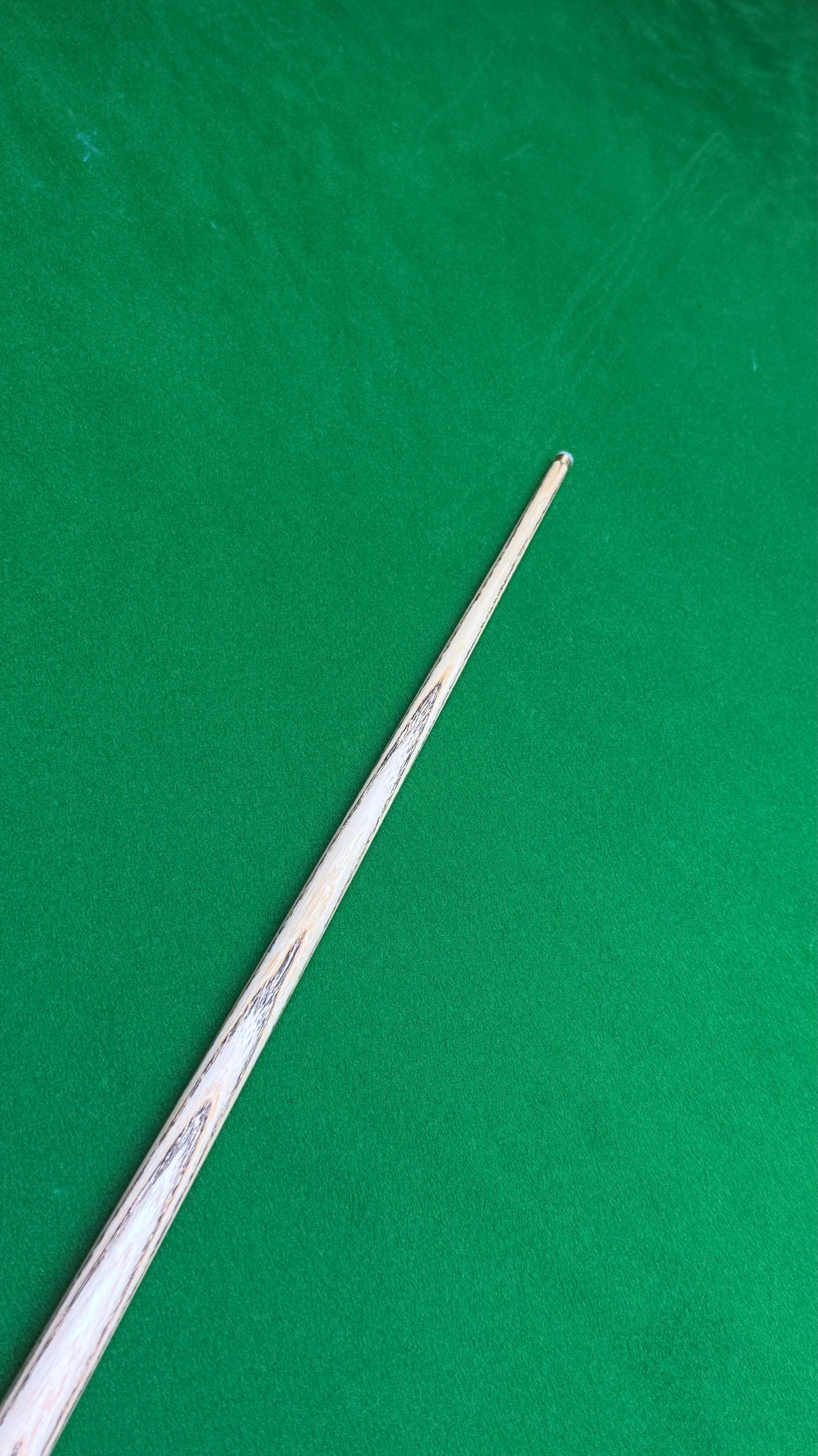 Unique Black classic n° 109 – Queue de snooker artisanale en frêne – Longueur 58” / Tip 9.4 mm / Poids 18 oz | CueShop Maroc