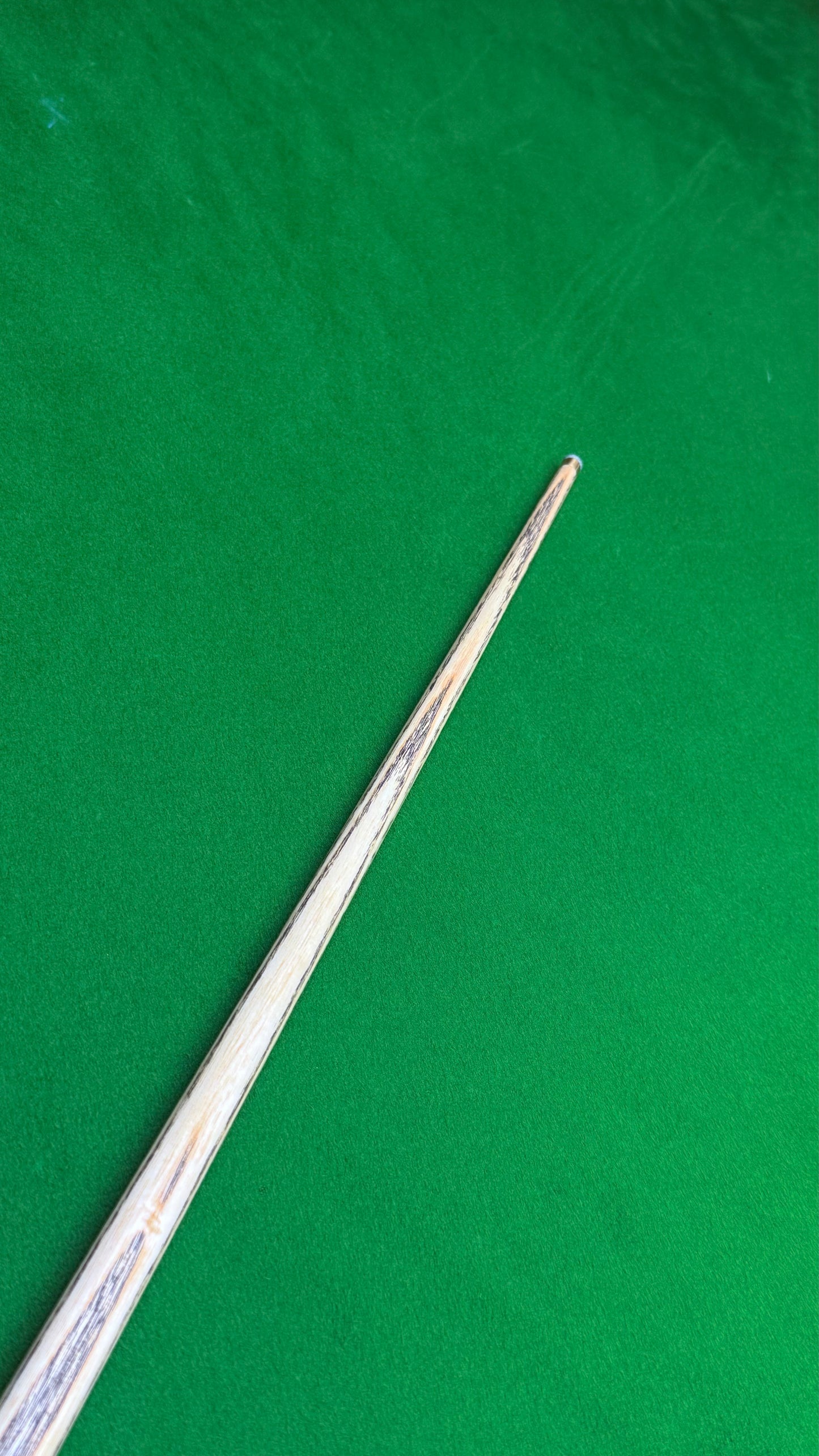 Unique Black classic n° 126 – Queue de snooker artisanale en frêne – Longueur 58” / Tip 9.5 mm / Poids 18 oz | CueShop Maroc