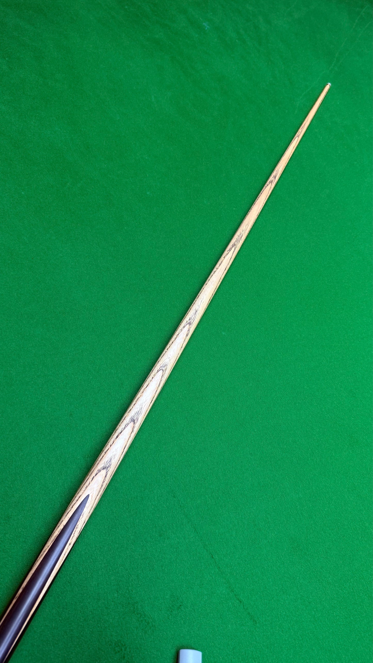 Unique Black classic n° 148– Queue de snooker artisanale en frêne – Longueur 58” / Tip 9.5 mm / Poids 18.2 oz | CueShop Maroc