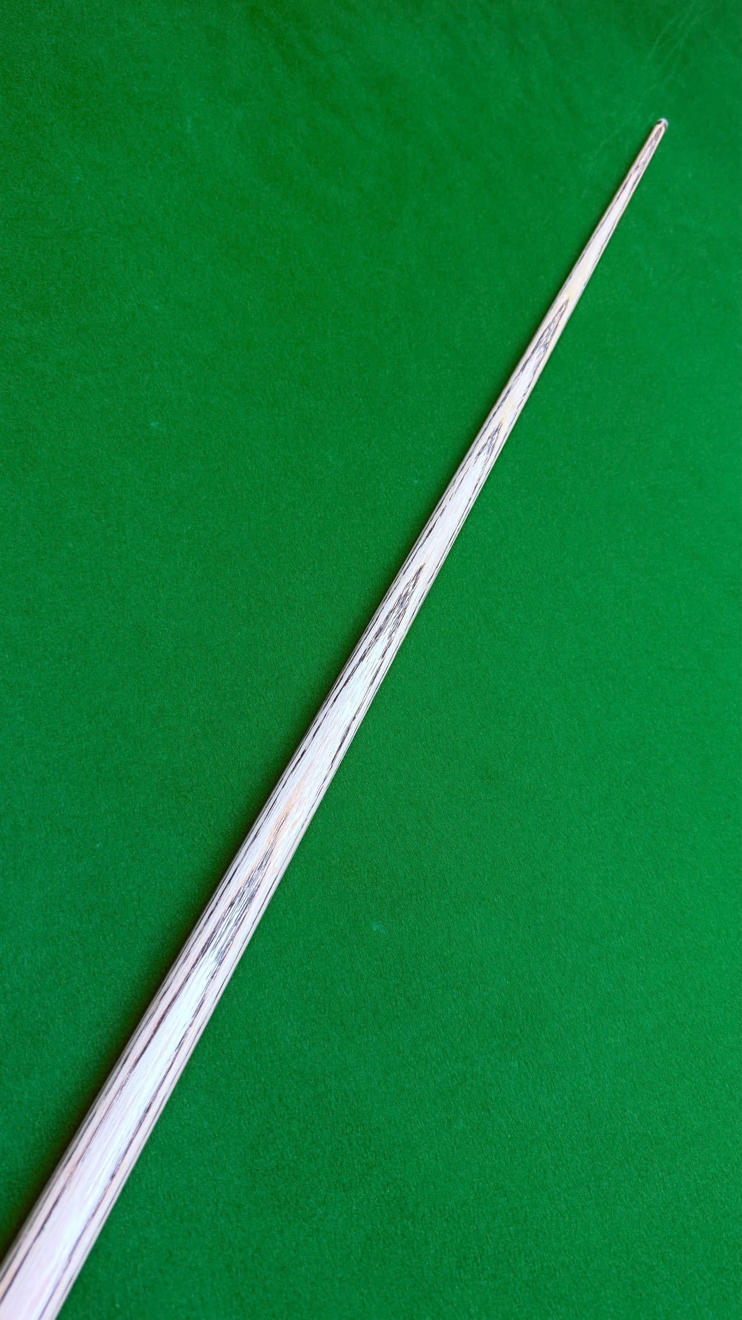 Unique Black classic n° 122 – Queue de snooker artisanale en frêne – Longueur 58” / Tip 9.5 mm / Poids 18 oz | CueShop Maroc