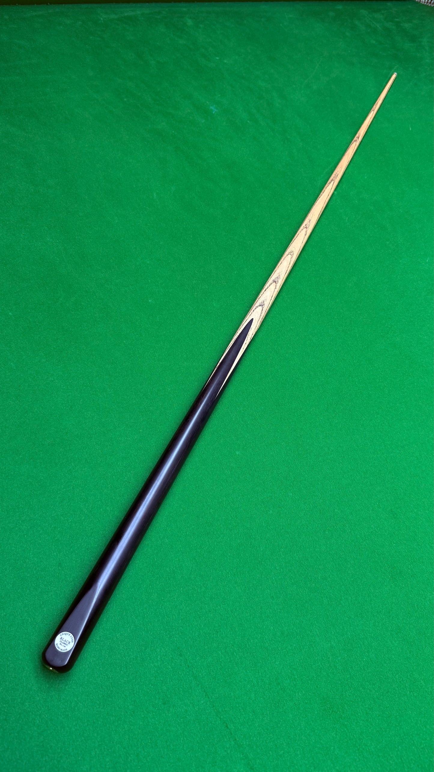 Unique Black classic n° 148– Queue de snooker artisanale en frêne – Longueur 58” / Tip 9.5 mm / Poids 18.2 oz | CueShop Maroc