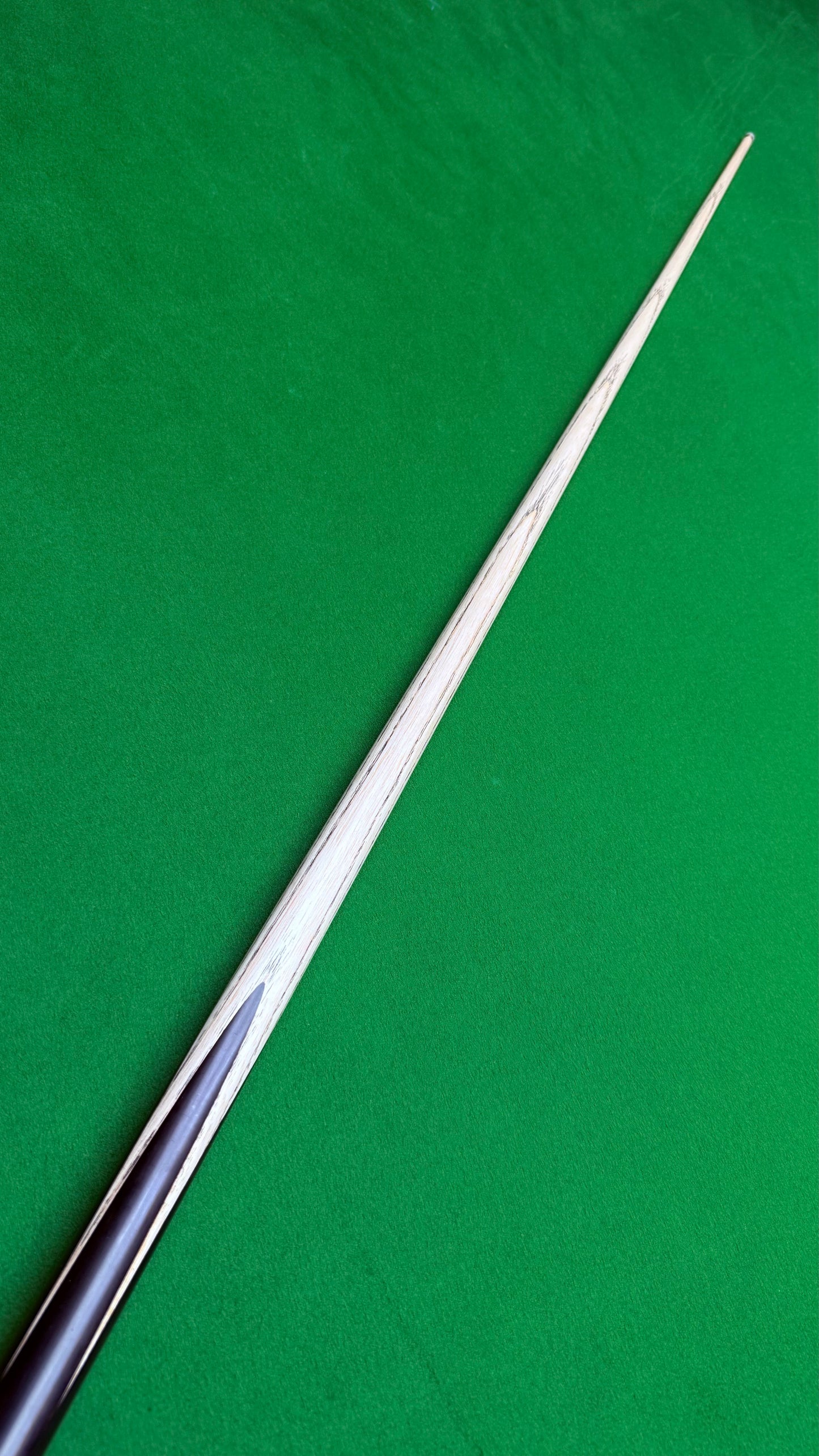 Unique Black classic n° 106 – Queue de snooker artisanale en frêne – Longueur 58” / Tip 9.4 mm / Poids 18 oz | CueShop Maroc