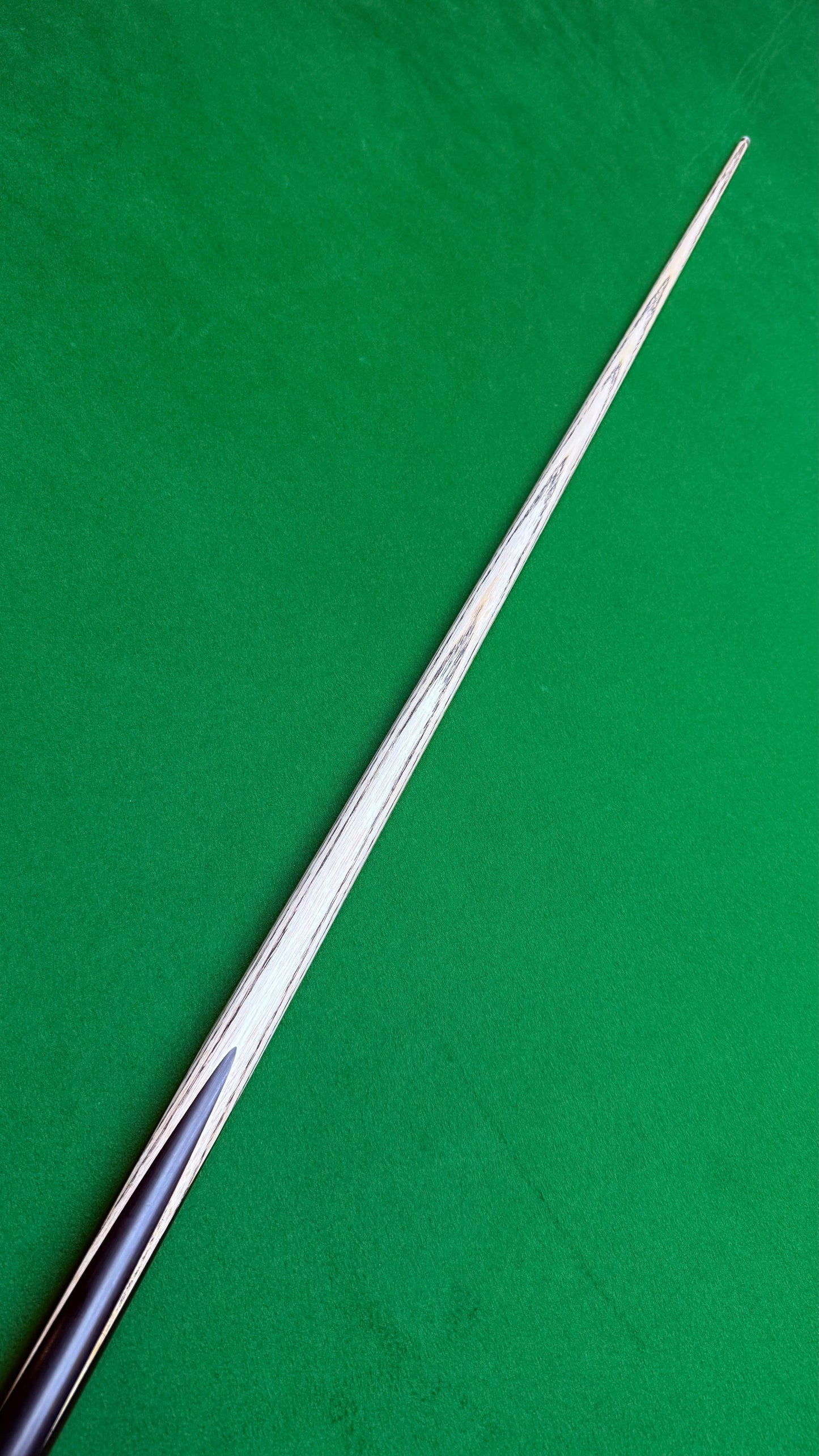 Unique Black classic n° 122 – Queue de snooker artisanale en frêne – Longueur 58” / Tip 9.5 mm / Poids 18 oz | CueShop Maroc