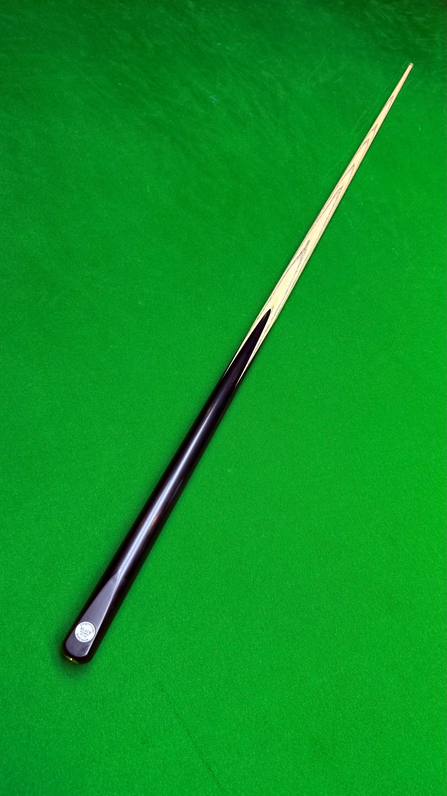 Unique Black classic n° 109 – Queue de snooker artisanale en frêne – Longueur 58” / Tip 9.4 mm / Poids 18 oz | CueShop Maroc