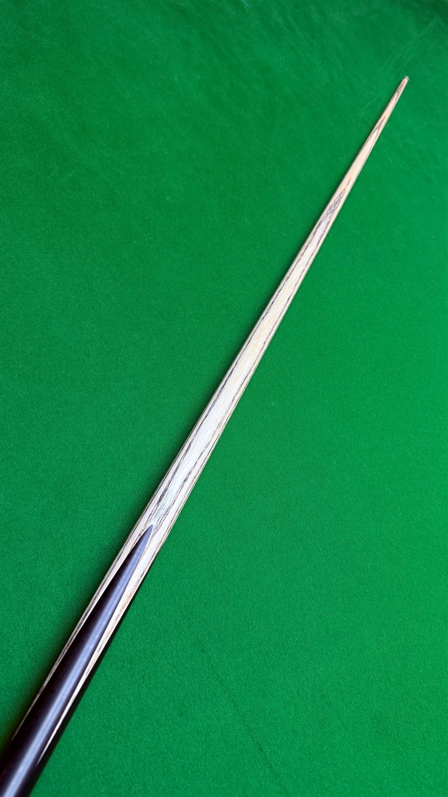 Unique Black classic n° 126 – Queue de snooker artisanale en frêne – Longueur 58” / Tip 9.5 mm / Poids 18 oz | CueShop Maroc