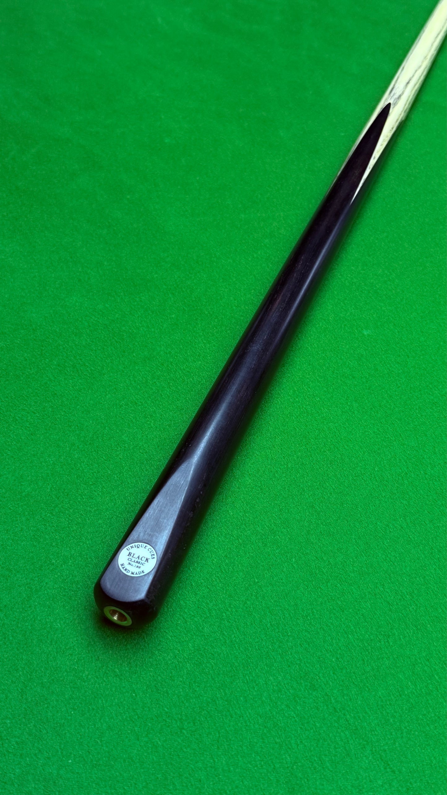 Unique Black classic n° 126 – Queue de snooker artisanale en frêne – Longueur 58” / Tip 9.5 mm / Poids 18 oz | CueShop Maroc