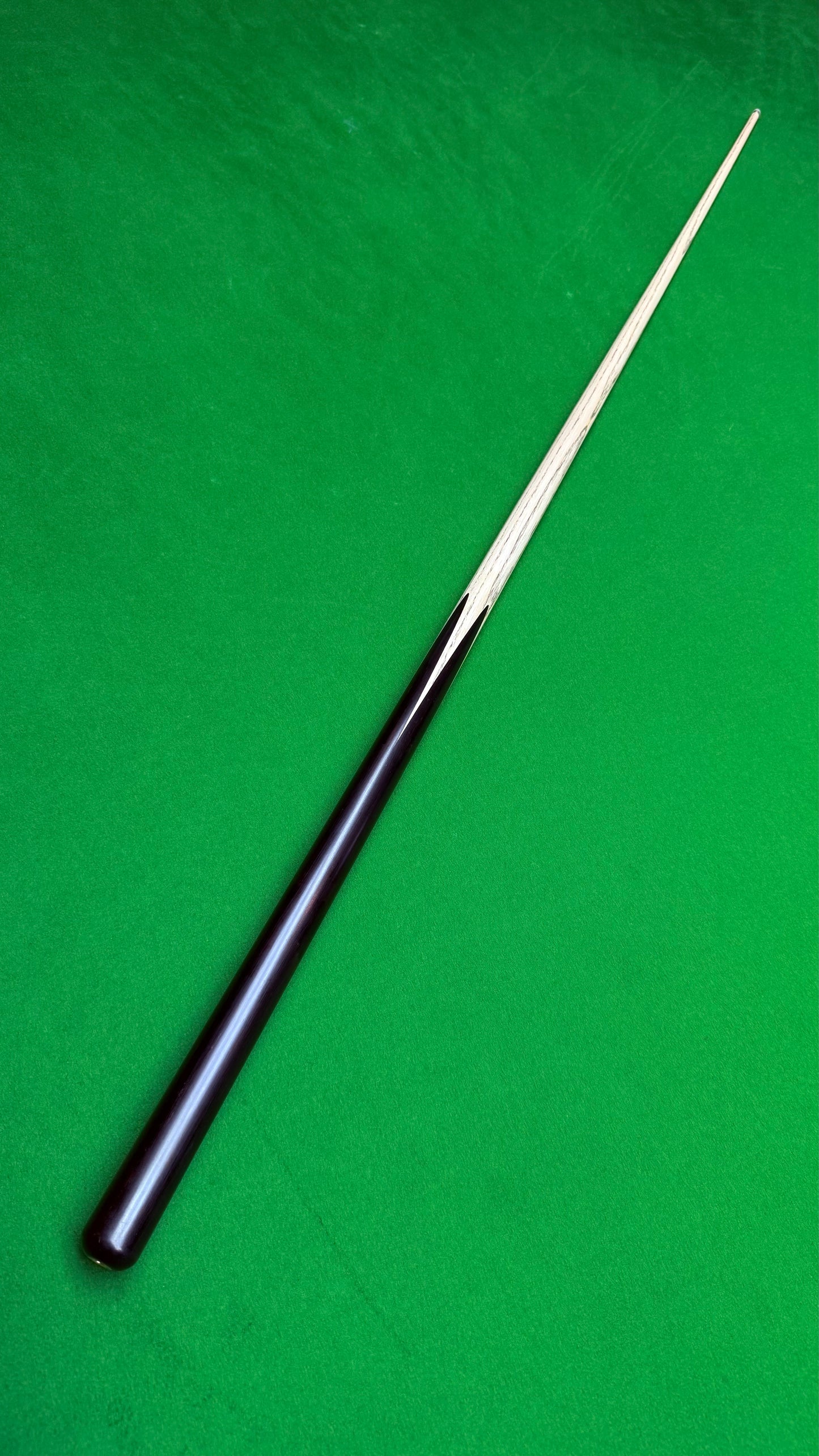 Unique Black classic n° 106 – Queue de snooker artisanale en frêne – Longueur 58” / Tip 9.4 mm / Poids 18 oz | CueShop Maroc