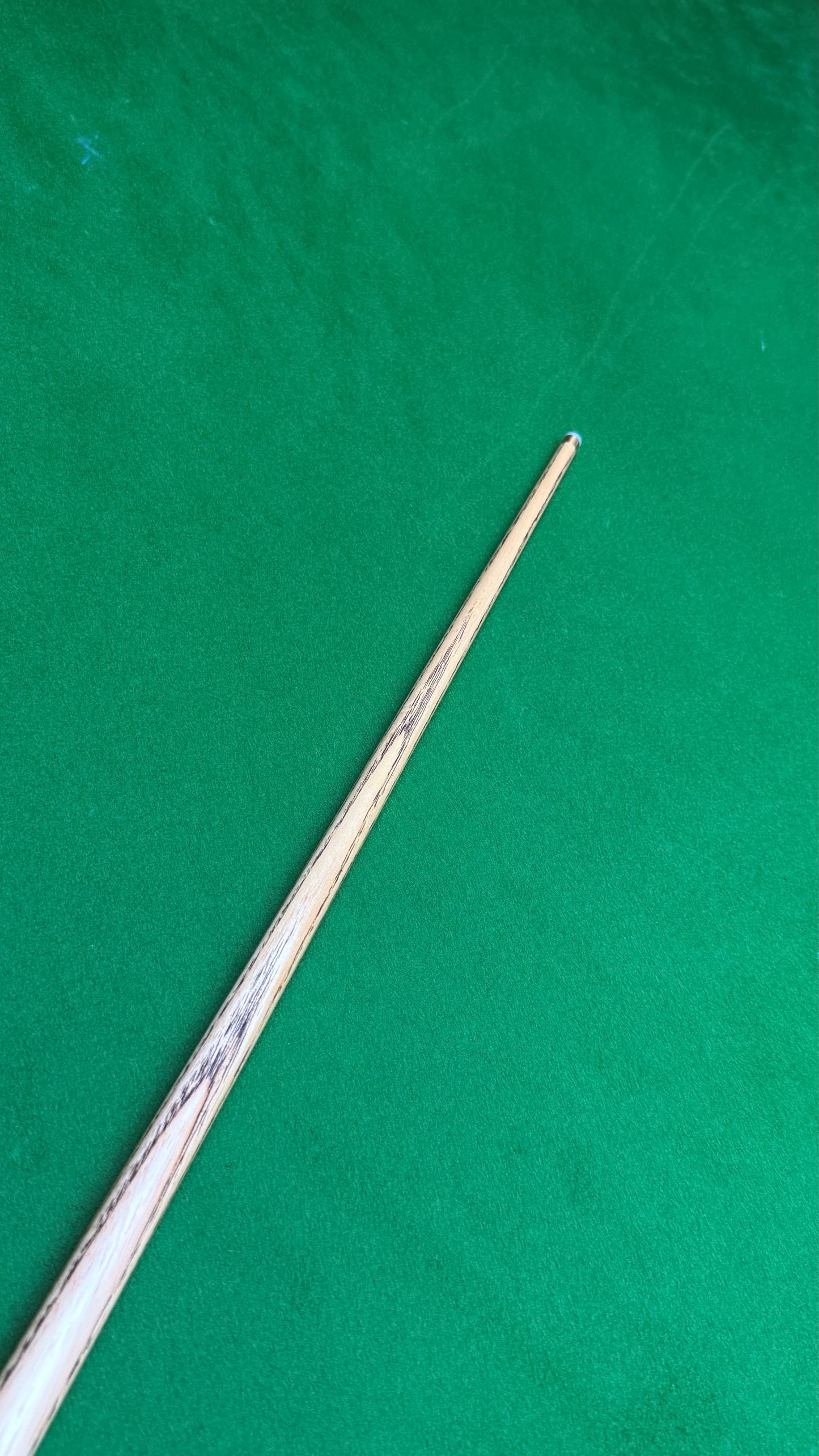 Unique Black classic n° 148– Queue de snooker artisanale en frêne – Longueur 58” / Tip 9.5 mm / Poids 18.2 oz | CueShop Maroc