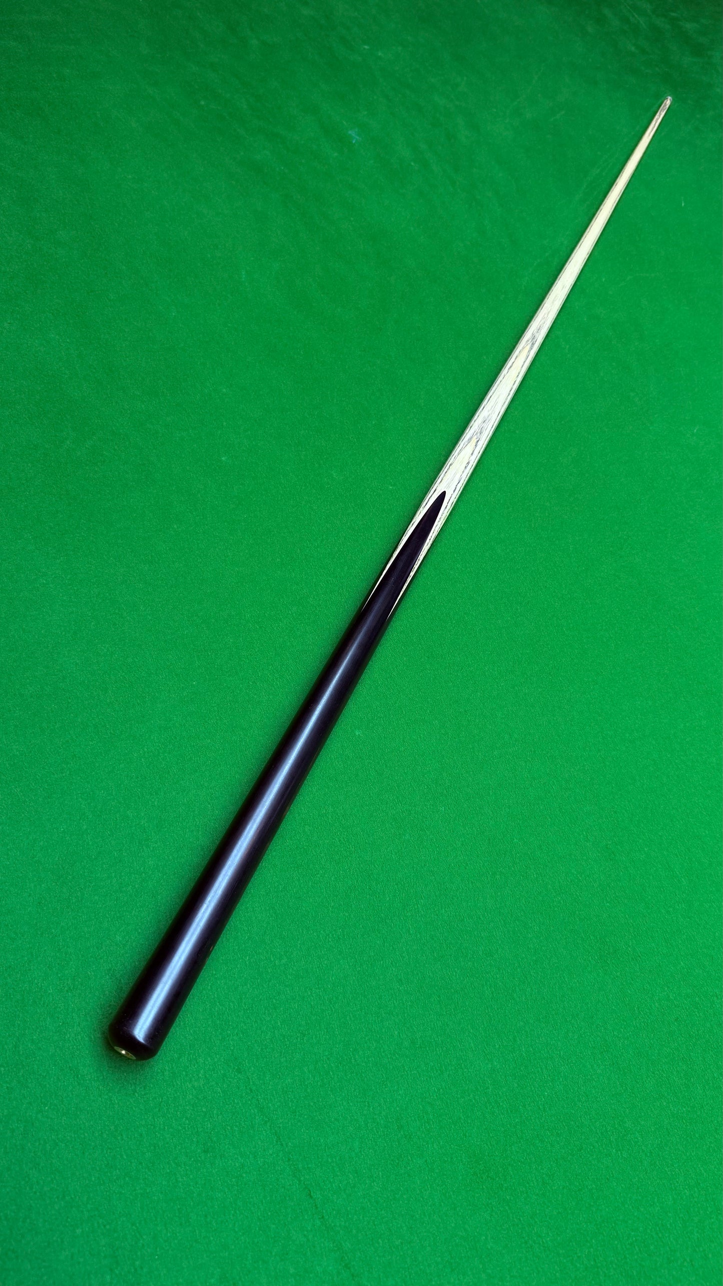 Unique Black classic n° 126 – Queue de snooker artisanale en frêne – Longueur 58” / Tip 9.5 mm / Poids 18 oz | CueShop Maroc