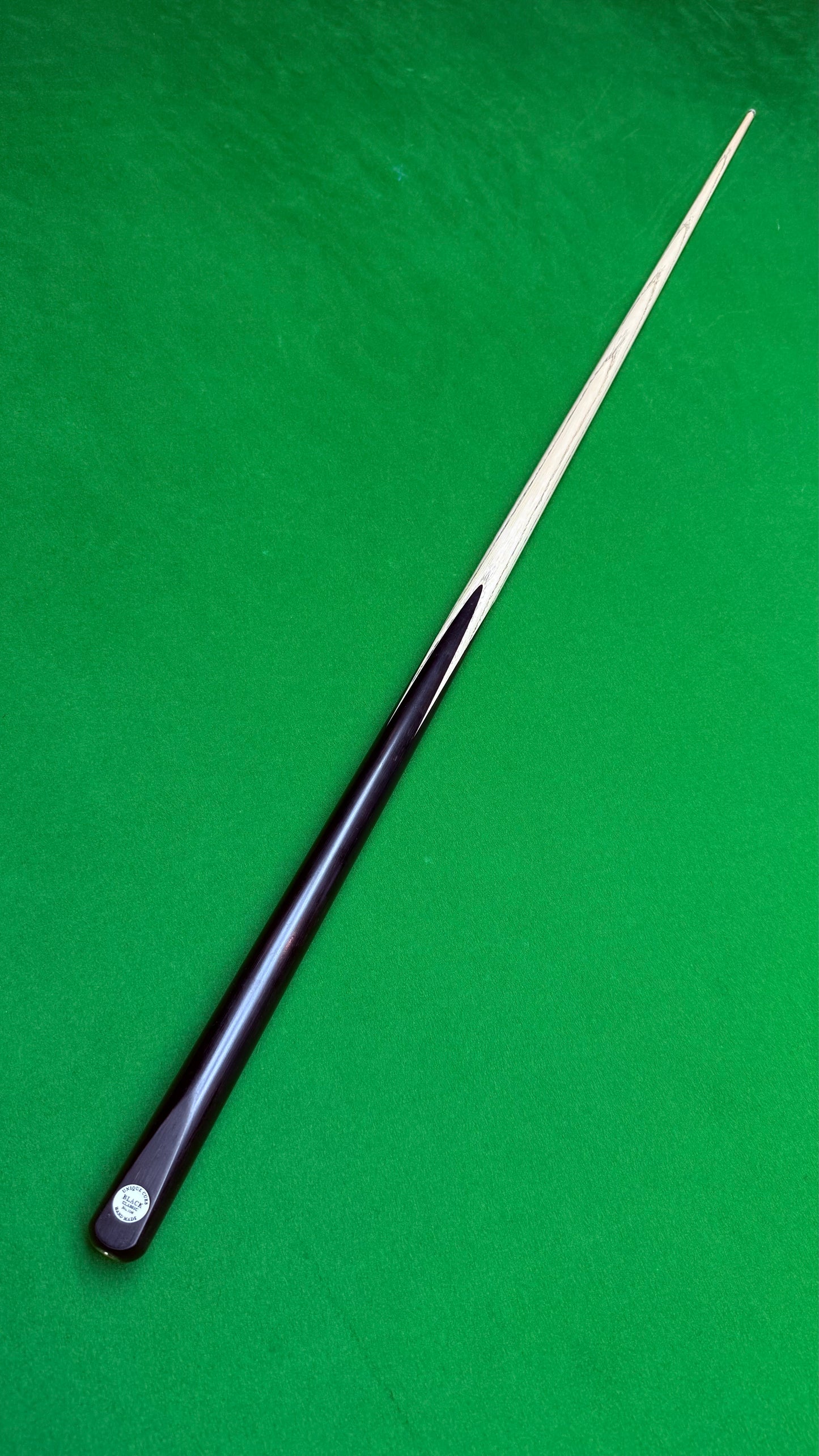 Unique Black classic n° 106 – Queue de snooker artisanale en frêne – Longueur 58” / Tip 9.4 mm / Poids 18 oz | CueShop Maroc