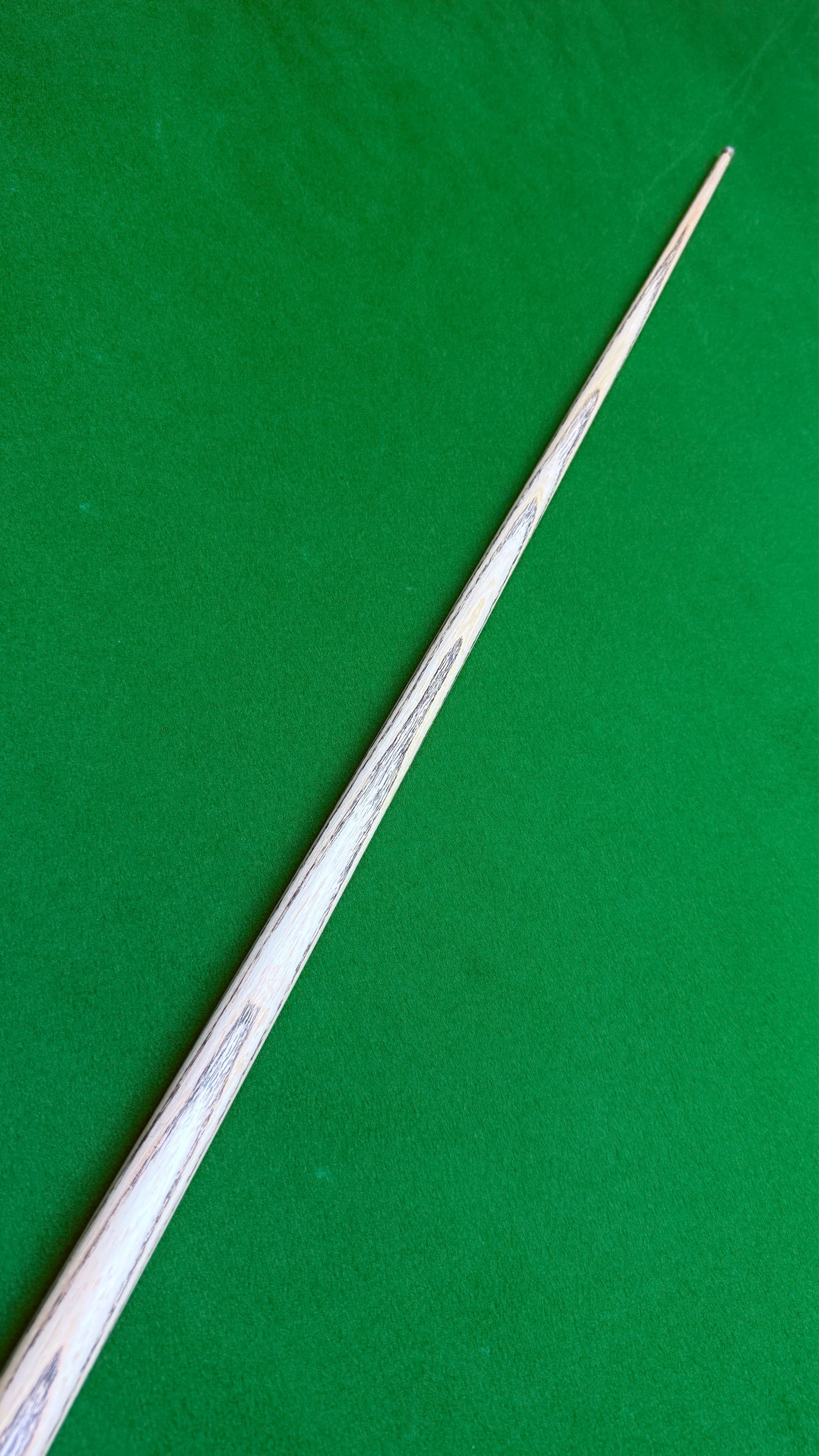 Unique Black classic n° 139– Queue de snooker artisanale en frêne – Longueur 58” / Tip 8.5 mm / Poids 17.8 oz | CueShop Maroc