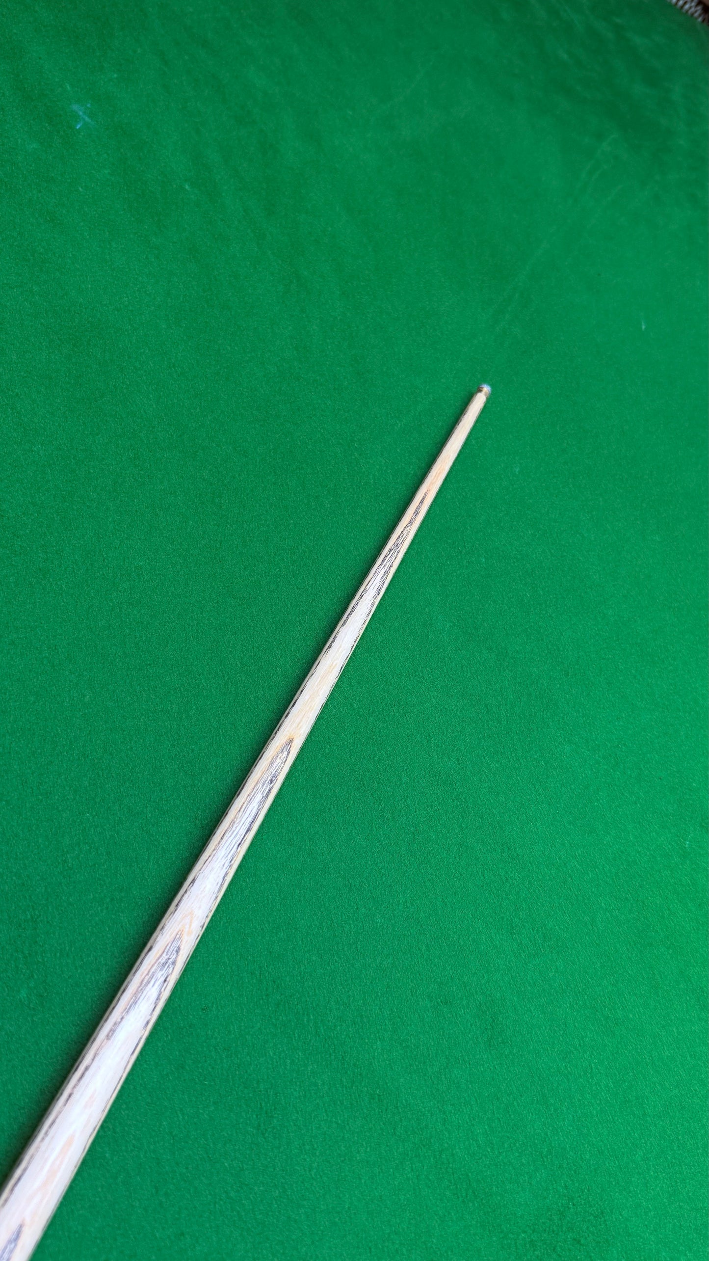 Unique Black classic n° 139– Queue de snooker artisanale en frêne – Longueur 58” / Tip 8.5 mm / Poids 17.8 oz | CueShop Maroc