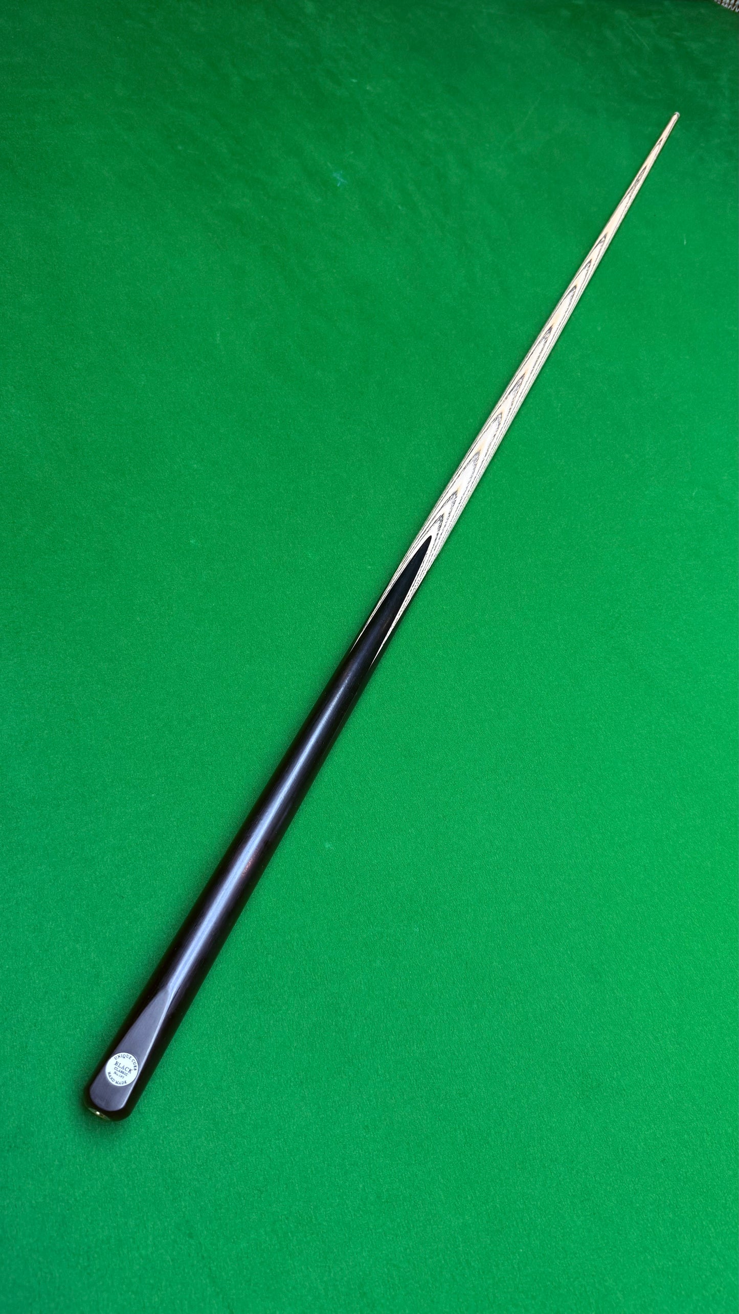 Unique Black classic n° 137– Queue de snooker artisanale en frêne – Longueur 58” / Tip 8.5 mm / Poids 17.6 oz | CueShop Maroc
