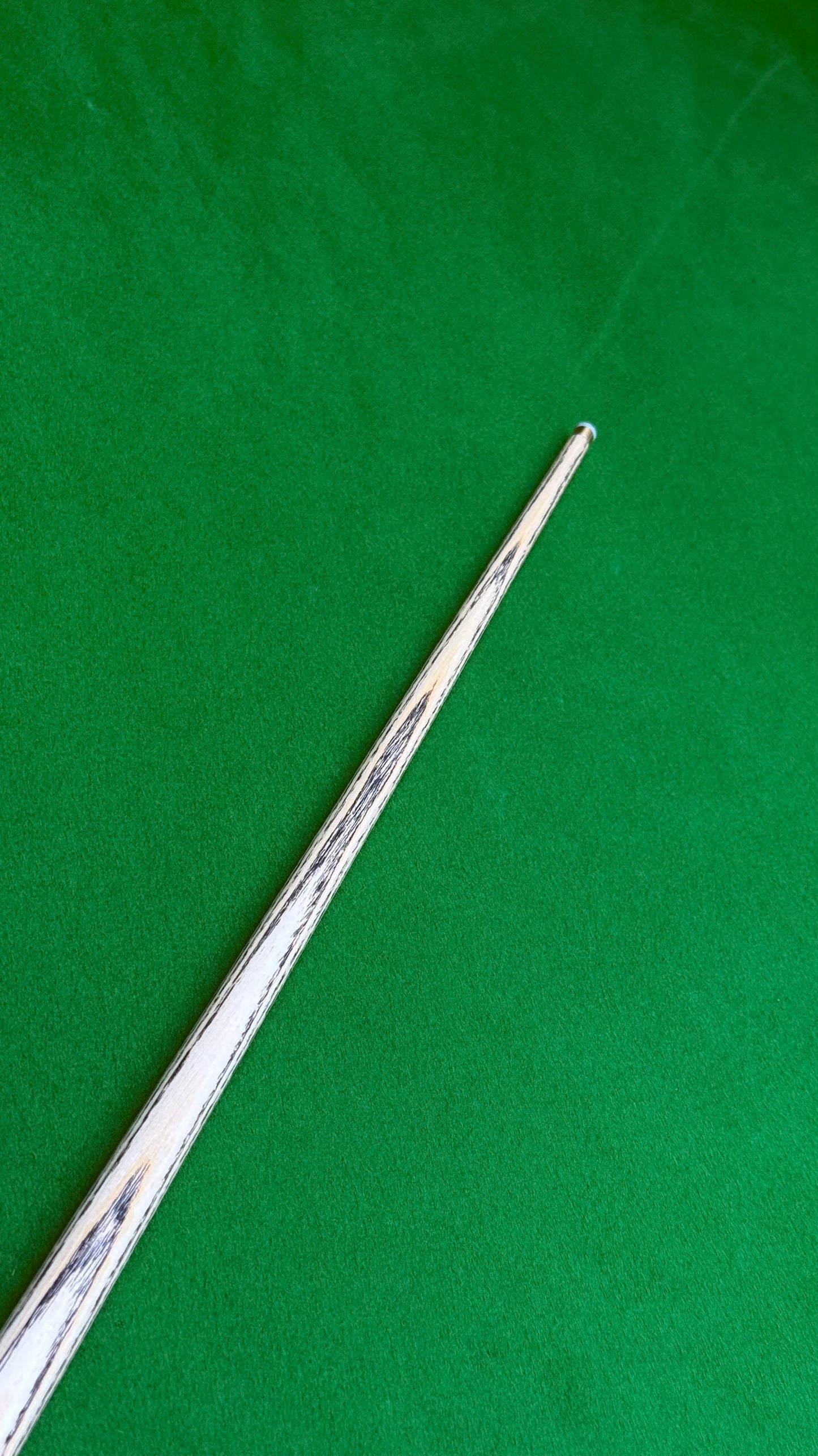 Unique Black classic n° 137– Queue de snooker artisanale en frêne – Longueur 58” / Tip 8.5 mm / Poids 17.6 oz | CueShop Maroc