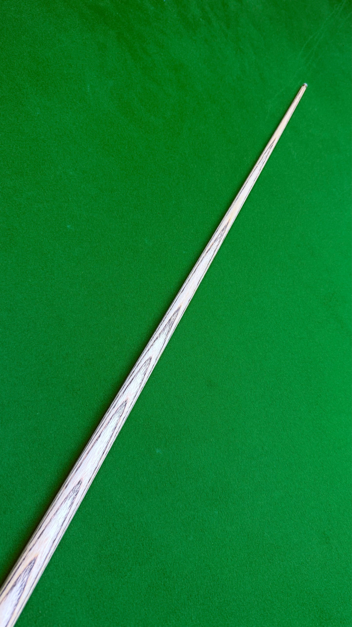 Unique Black classic n° 110 – Queue de snooker artisanale en frêne – Longueur 58” / Tip 8.5 mm / Poids 17.8 oz | CueShop Maroc