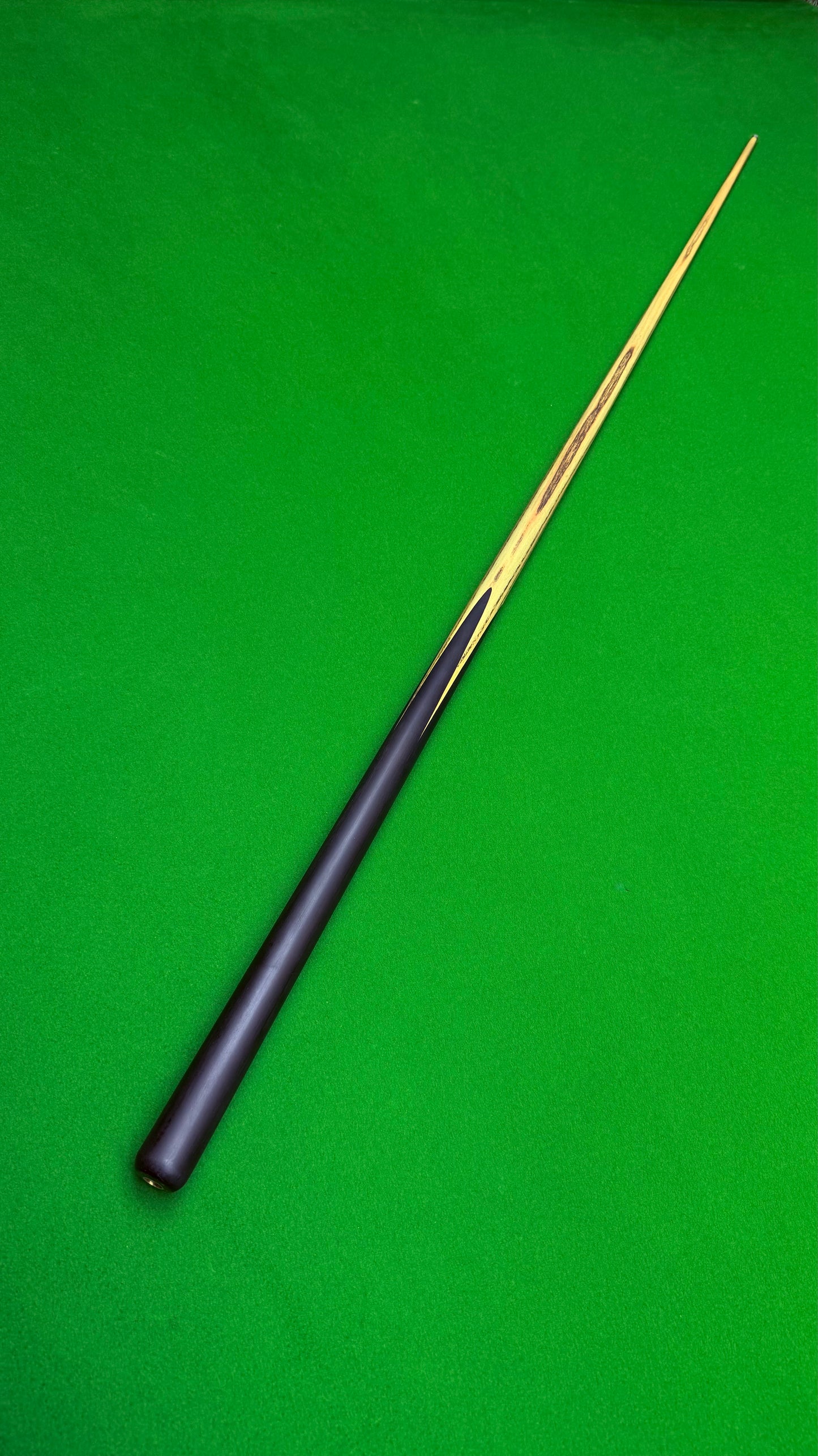 Unique cue Pure édition– Queue de snooker artisanale en frêne – Longueur 57.7” / Tip 9.4 mm / Poids 18 oz | CueShop Maroc