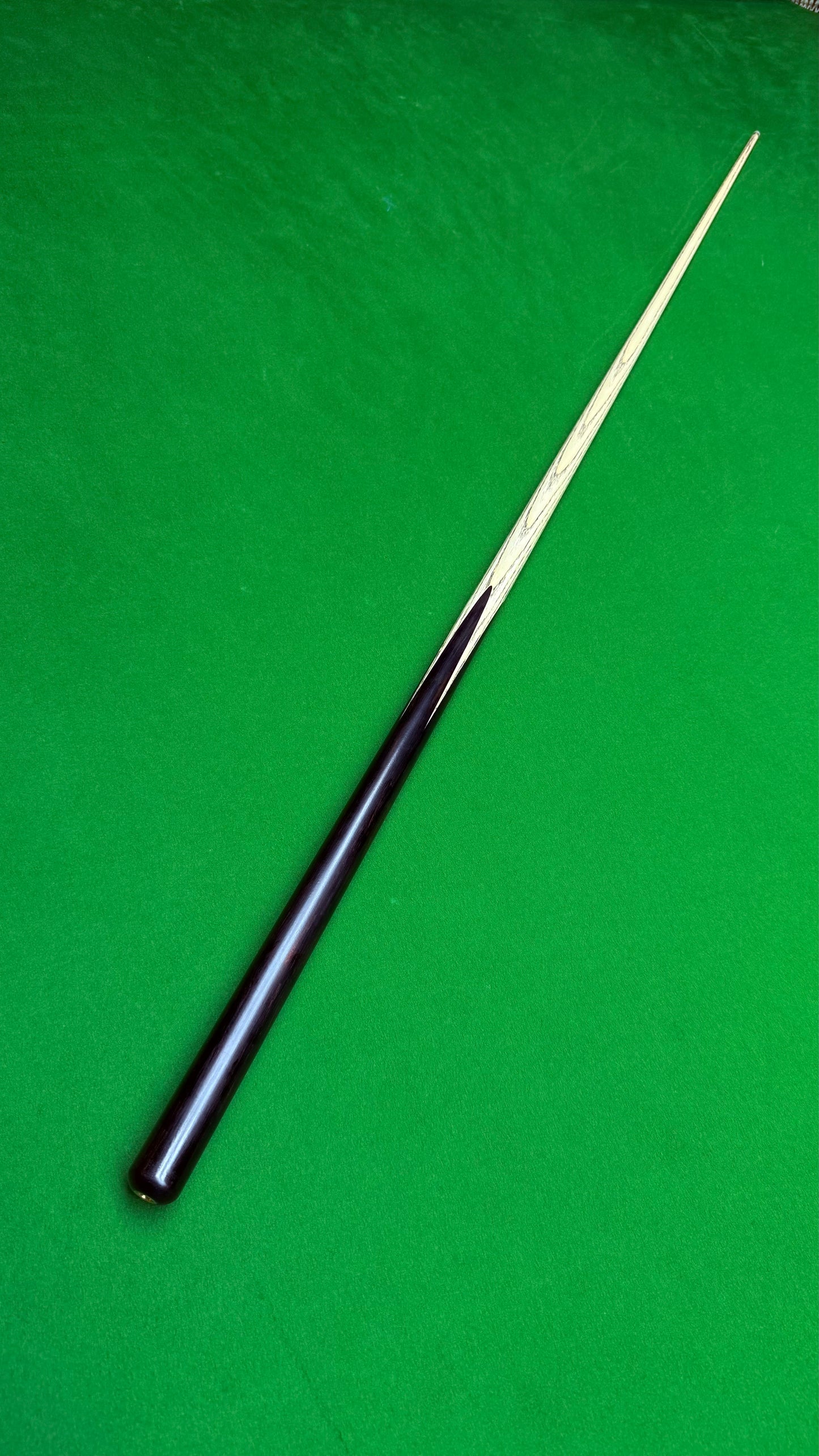 Unique Black classic n° 110 – Queue de snooker artisanale en frêne – Longueur 58” / Tip 8.5 mm / Poids 17.8 oz | CueShop Maroc