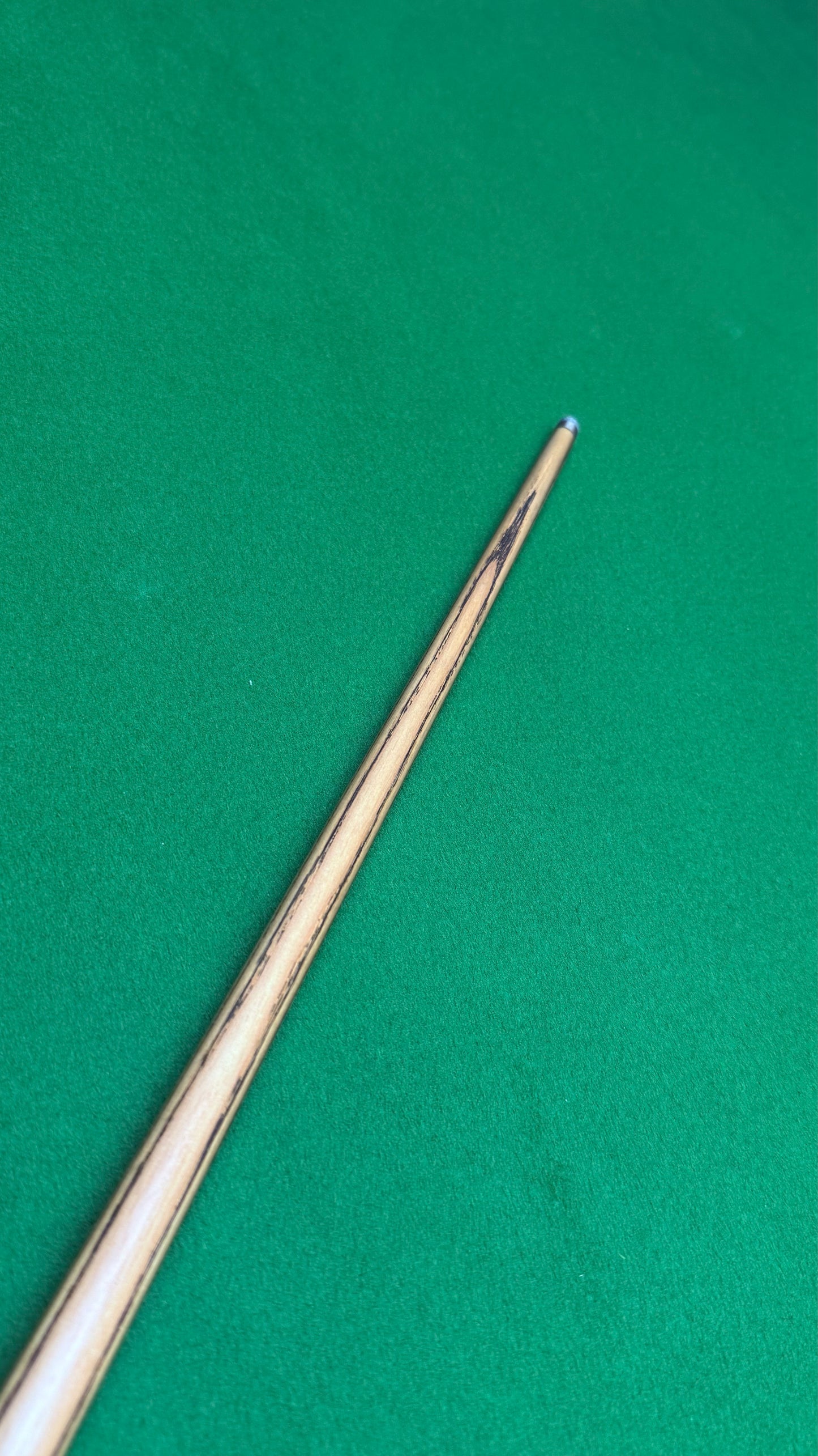 Unique cue Pure édition– Queue de snooker artisanale en frêne – Longueur 57.7” / Tip 9.4 mm / Poids 18 oz | CueShop Maroc