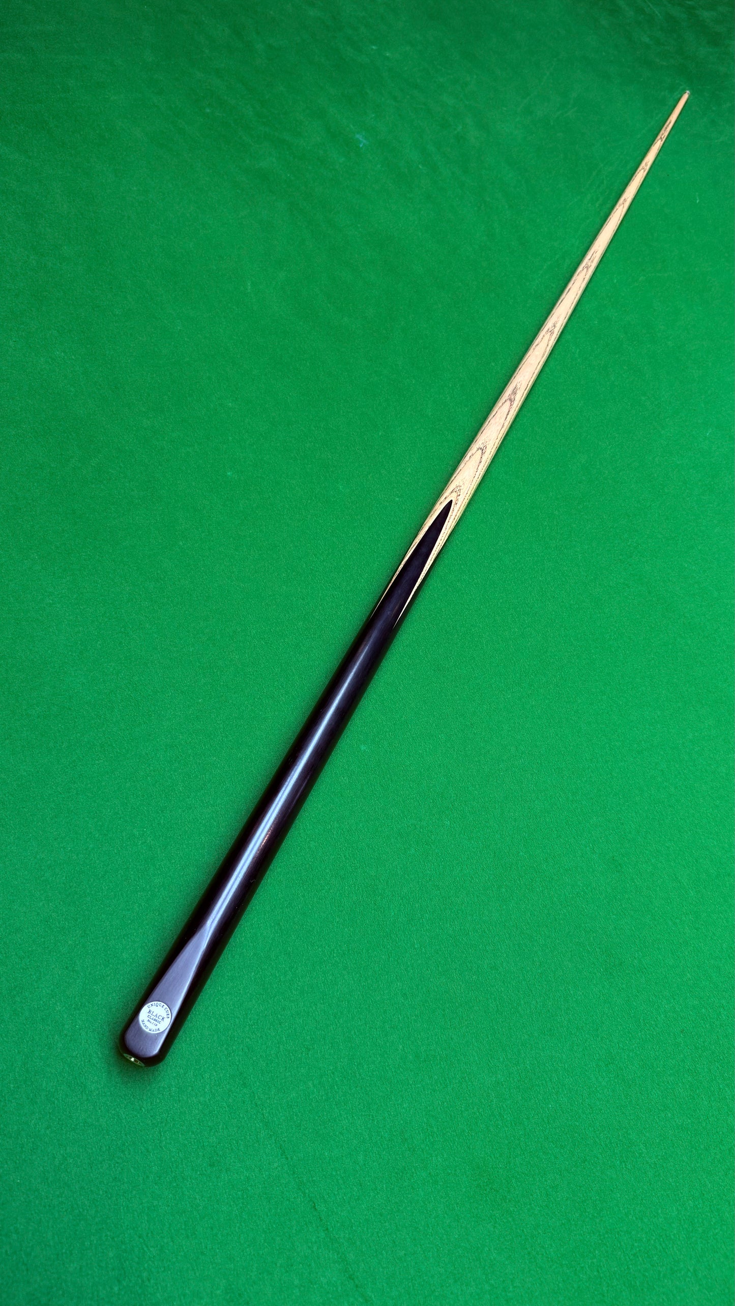 Unique Black classic n° 119– Queue de snooker artisanale en frêne – Longueur 58” / Tip 8.5 mm / Poids 18 oz | CueShop Maroc