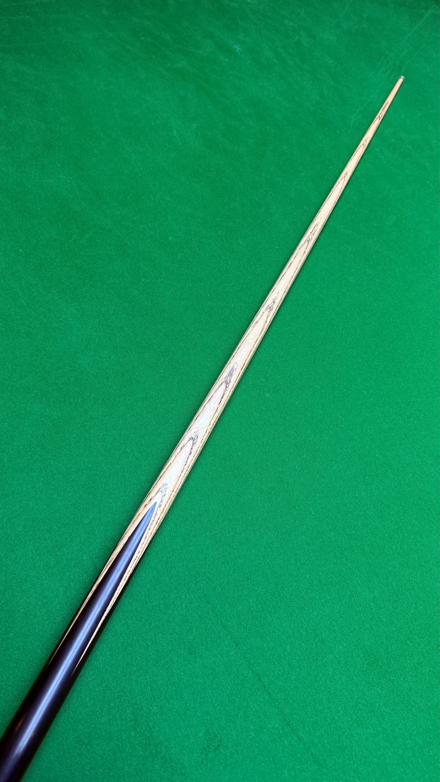 Unique Black classic n° 119– Queue de snooker artisanale en frêne – Longueur 58” / Tip 8.5 mm / Poids 18 oz | CueShop Maroc