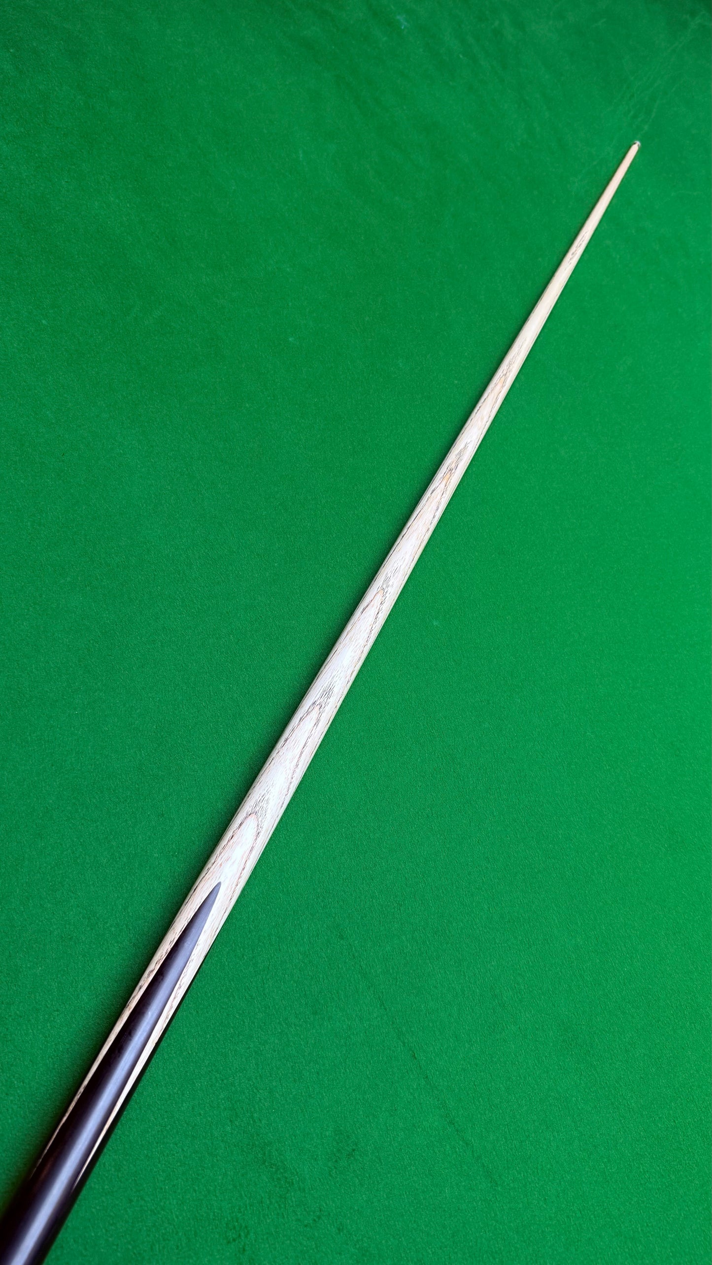 Unique Black classic n° 123 – Queue de snooker artisanale en frêne – Longueur 58” / Tip 8.5 mm / Poids 17.8 oz | CueShop Maroc